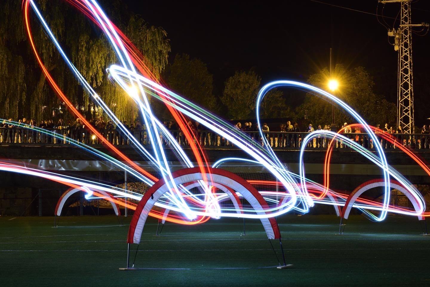 Espectáculo nocturno de drones